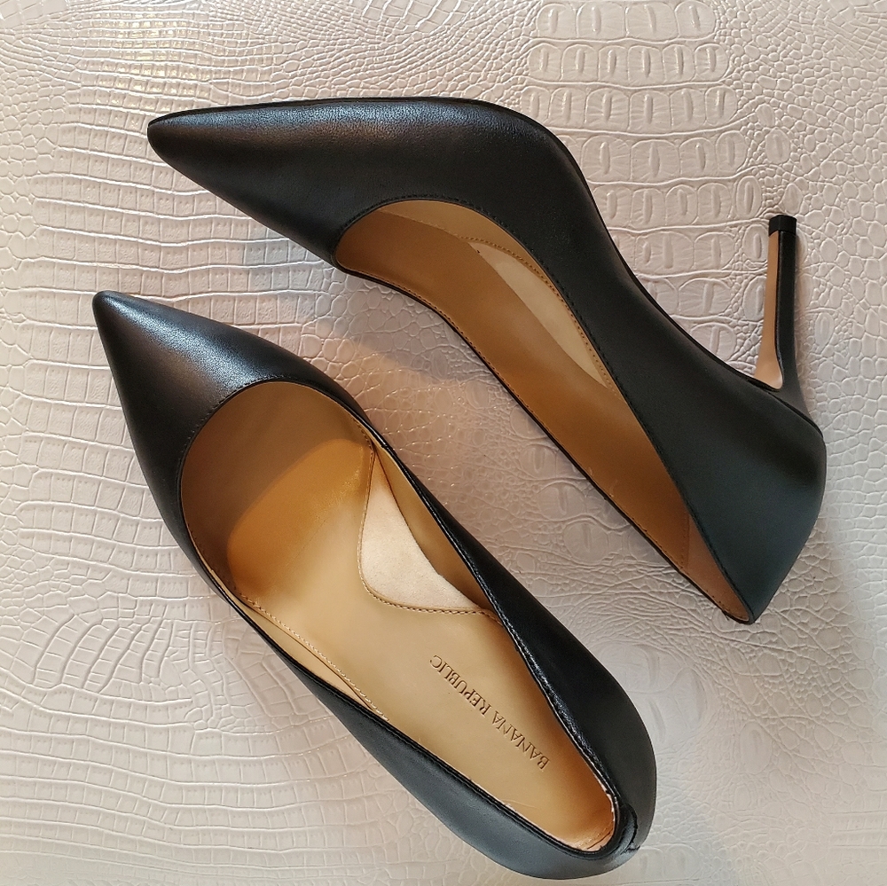 BANANA REPUBLIC Madison 12 Hour Black Leather Pump - Picture 3 of 5